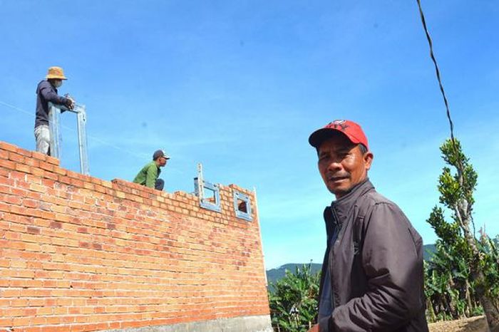 Ông Nguyễn Văn Minh, xã Quảng Lập (Lâm Đồng) bên căn nhà đang dần thoàn thành.