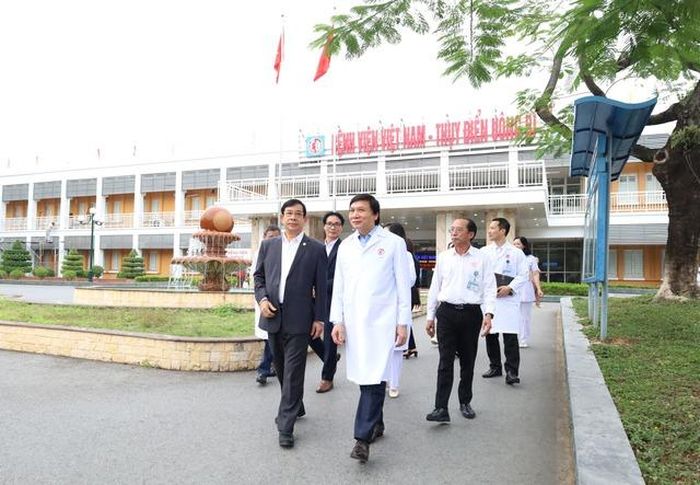 Đoàn kiểm tra đánh giá thực tế tại một số khoa trong khuôn viên Bệnh viện.