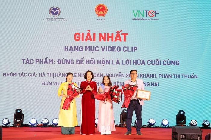 Các tác giả được trao giải Nhất hạng mục video clip