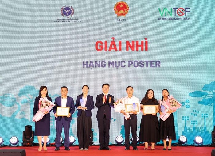 Các tác giả được trao giải Nhì cho hạng mục poster