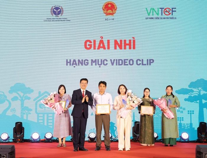 Các tác giả nhận giải Nhì hạng mục video clip