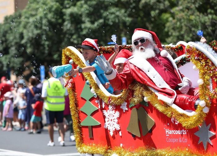 Người dân trong trang phục ông già Noel tham gia diễu hành đón Giáng sinh tại Auckland, New Zealand. Ảnh: THX/TTXVN