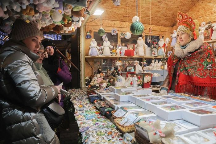 Du khách tham quan chợ Giáng sinh tại St. Petersburg, Nga. Ảnh: THX/TTXVN