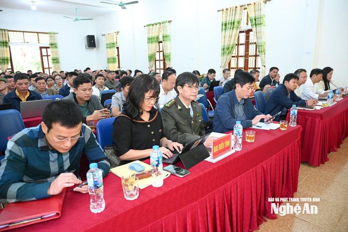 Cử tri tham gia cuộc tiếp xúc với Đại biểu Quốc hội. Ảnh: Thành Cường