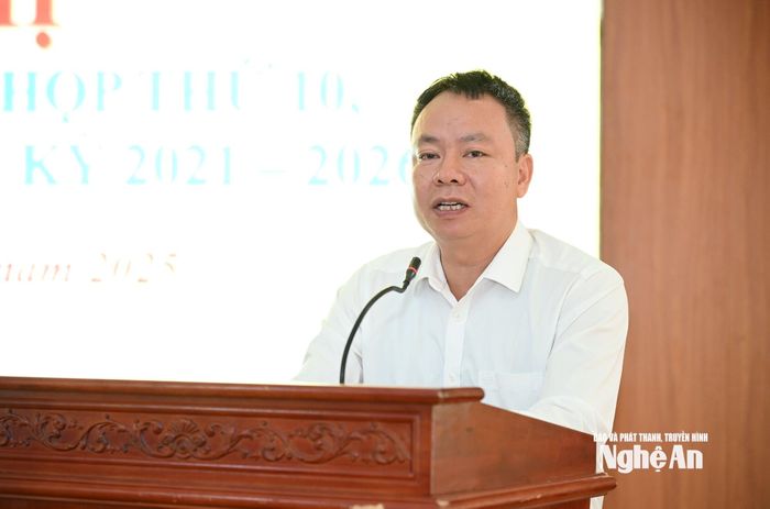 Ông Lô Văn Lý - Chủ tịch UBND xã Bình Chuẩn trả lời kiến nghị của cử tri theo thẩm quyền. Ảnh: Thành Cường