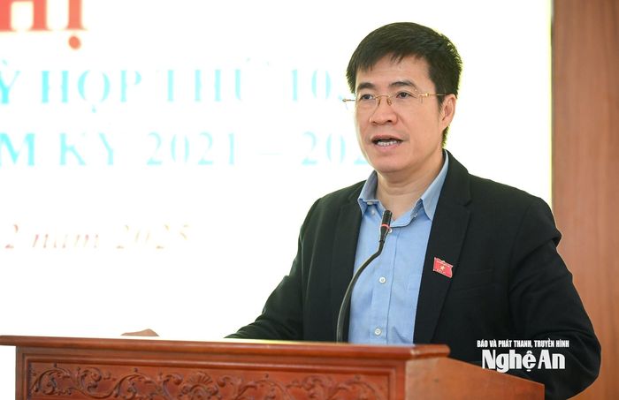 Đại biểu Quốc hội Hoàng Minh Hiếu tiếp thu và trả lời các ý kiến của cử tri theo thẩm quyền. Ảnh: Thành Cường