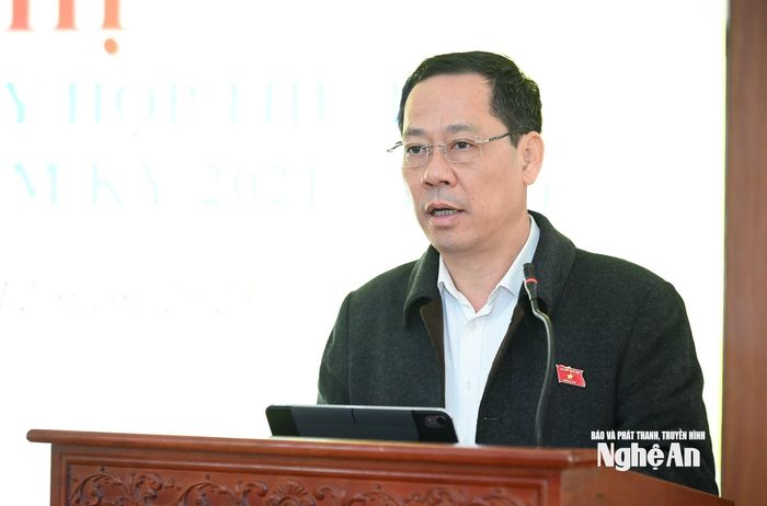 Đại biểu Quốc hội Trần Nhật Minh thông báo với cử tri kết quả nội dung kỳ họp thứ 10, Quốc hội khóa XV. Ảnh: Thành Cường