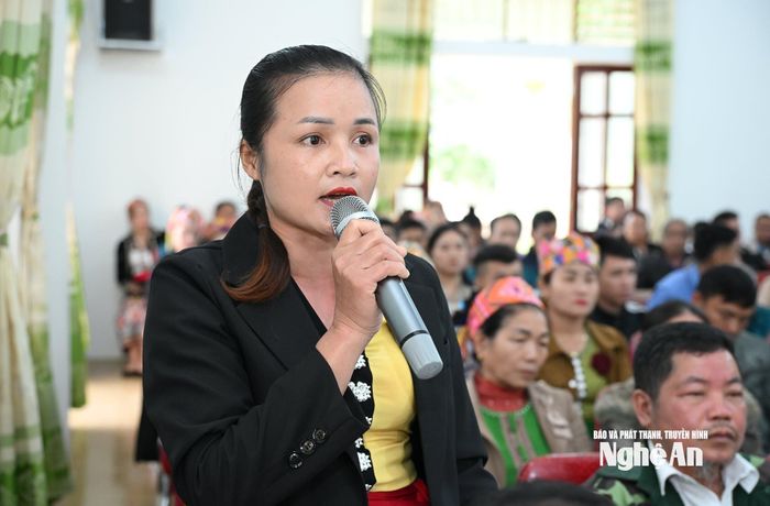 Cử tri nêu ý kiến mở rộng danh mục thuốc Bảo hiểm y tế. Ảnh: Thành Cường