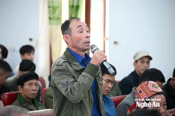 Cử tri nêu kiến nghị bỏ bảo hiểm xe máy bắt buộc. Ảnh: Thành Cường