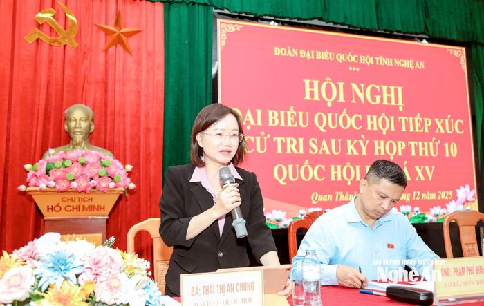 Bà Thái Thị An Chung - Ủy viên Ban Chấp hành Đảng bộ tỉnh, Phó Trưởng Đoàn đại biểu Quốc hội tỉnh phát biểu tại hội nghị. Ảnh: Hồng Nhung