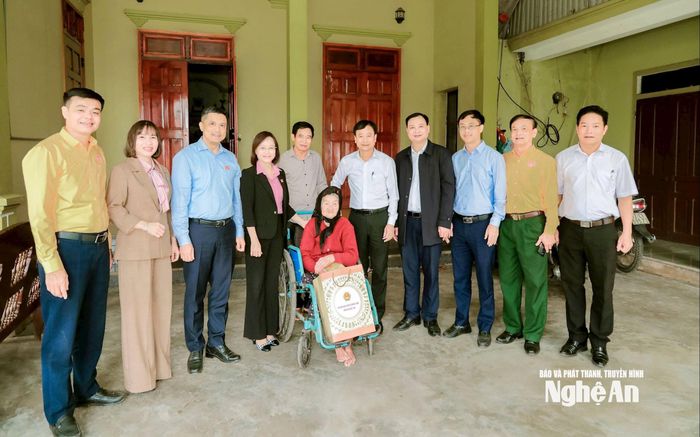 Đoàn ĐBQH tỉnh tặng quà cho Mẹ Việt Nam Anh hùng Hoàng Thị Nhàn ở xóm Hoa Thám, xã Quan Thành. Ảnh: Hồng Nhung 