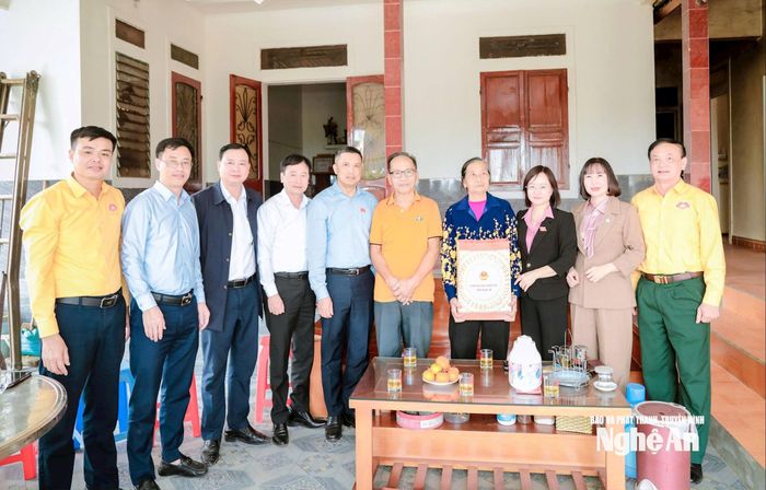 Đoàn ĐBQH tỉnh thăm và trao quà cho bà Đặng Thị Xảo, nạn nhân chất độc hóa học loại 1, xóm 5 xã Quan Thành. Ảnh: Hồng Nhung