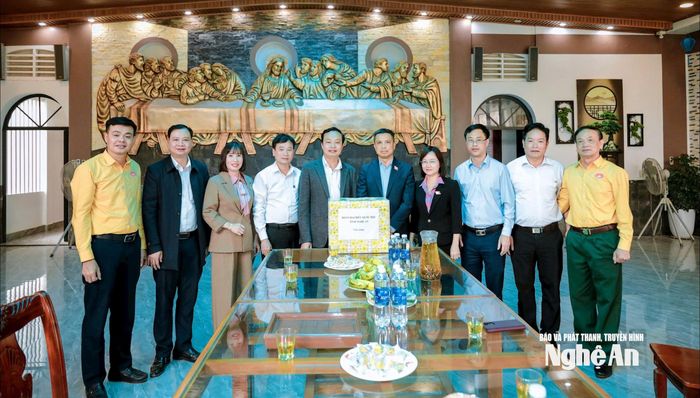 Đoàn ĐBQH tỉnh chúc mừng Giáo xứ Lâm Xuyên nhân dịp lễ Giáng sinh 2025. Ảnh: Hồng Nhung 
