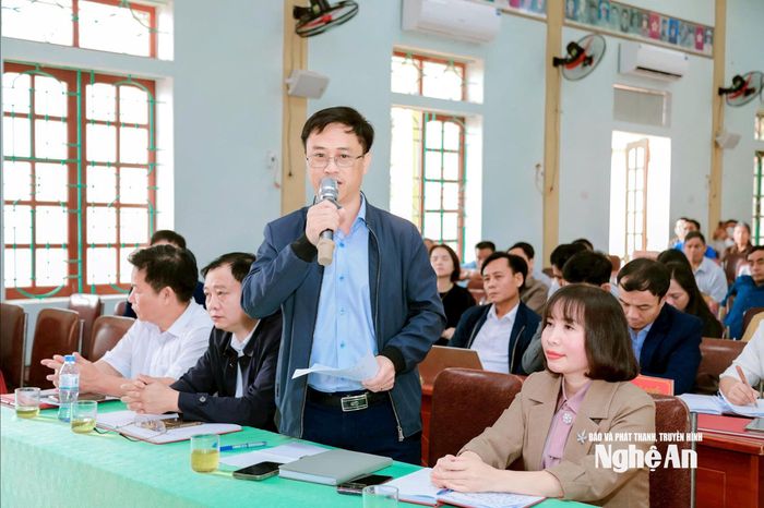 Đại diện lãnh đạo Sở Nội vụ tiếp thu giải trình kiến nghị của cử tri. Ảnh: Hồng Nhung 