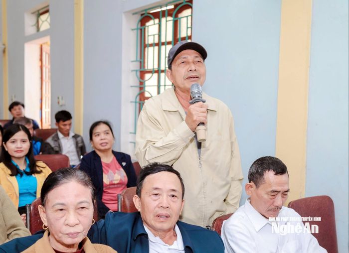 Cử tri xã Quan Thành kiến nghị với đại biểu Quốc hội. Ảnh: Hồng Nhung 