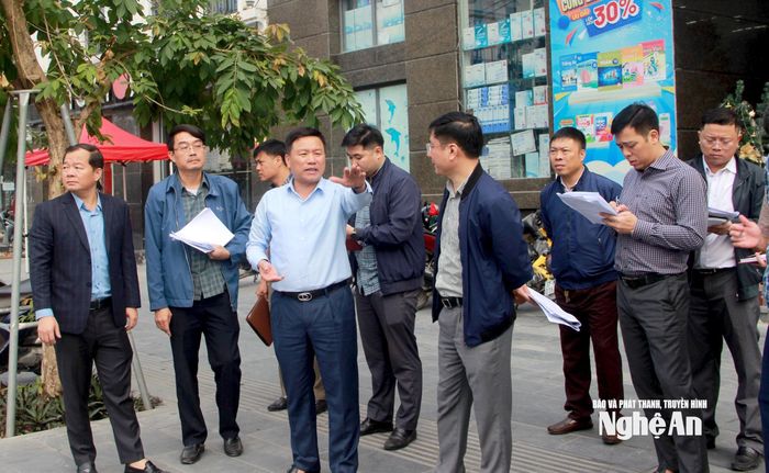 Đoàn công tác kiểm tra dự án nâng cấp đường Lê Hồng Phong. Ảnh: Quang An