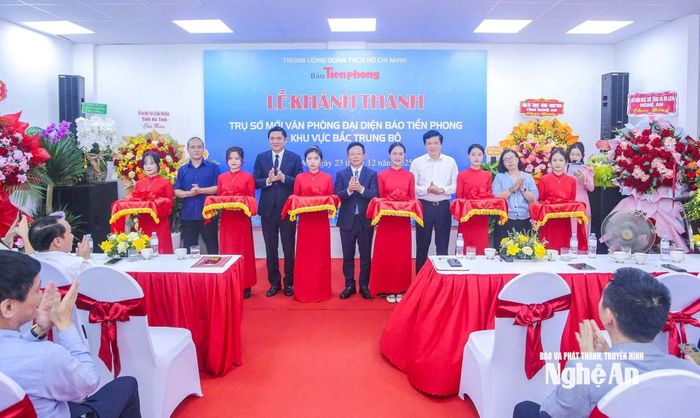 Các đại biểu cắt băng khánh thành Văn phòng đại diện Báo Tiền Phong khu vực Bắc Trung Bộ. Ảnh: Đình Tuyên