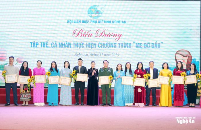 Tôn vinh các tập thể có thành tích xuất sắc trong công tác triển khai chương trình 'Mẹ đỡ đầu' giai đoạn 2021 - 2025. Ảnh: Thanh Quỳnh