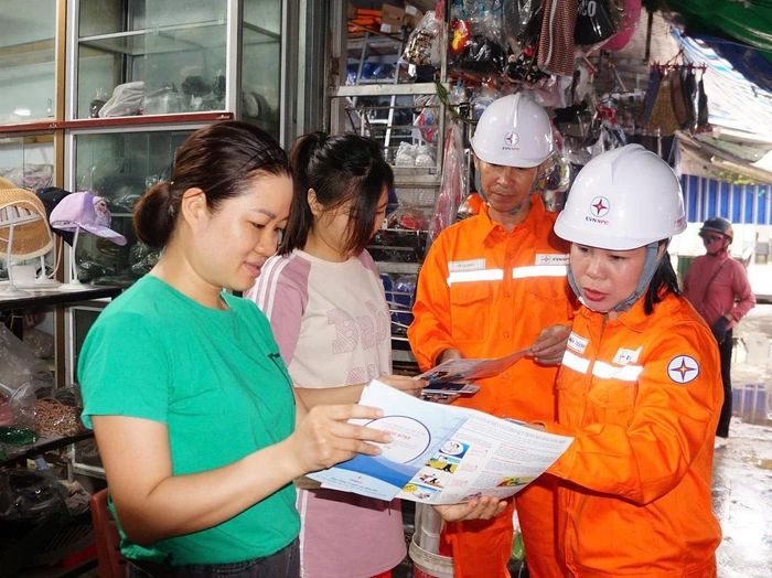Công ty Điện lực Thanh Hóa tổ chức kiểm tra, tuyên truyền, hướng dẫn đến khách hàng sử dụng điện an toàn, phòng chống cháy nổ.