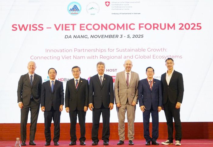Diễn đàn kinh tế Thụy Sĩ - Việt Nam 2025 mở ra cơ hội thu hút đầu tư ở lĩnh vực tài chính vào Đà Nẵng. Trong ảnh: Phó Chủ tịch UBND thành phố Hồ Quang Bửu (giữa) cùng các đại biểu tham dự diễn đàn. Ảnh: T.PHƯƠNG