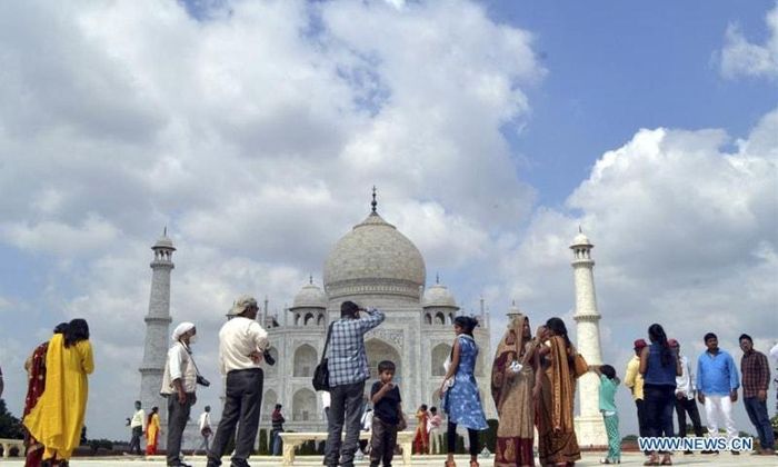 Du khách tham quan đền Taj Mahal ở Ấn Độ. Ảnh: Tân Hoa Xã