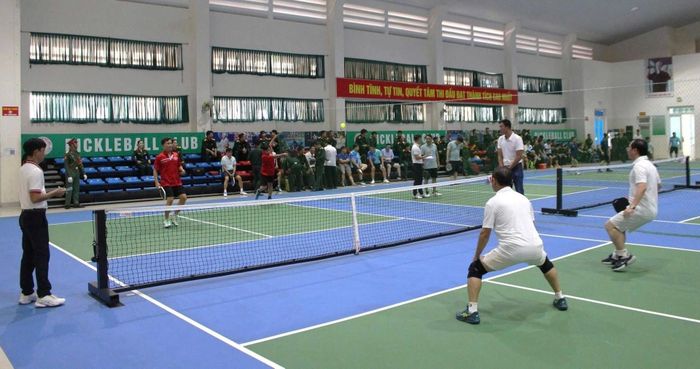 Các đội thi đấu sôi nổi sau lễ khai mạc. Ảnh: HÒA KHÁNH