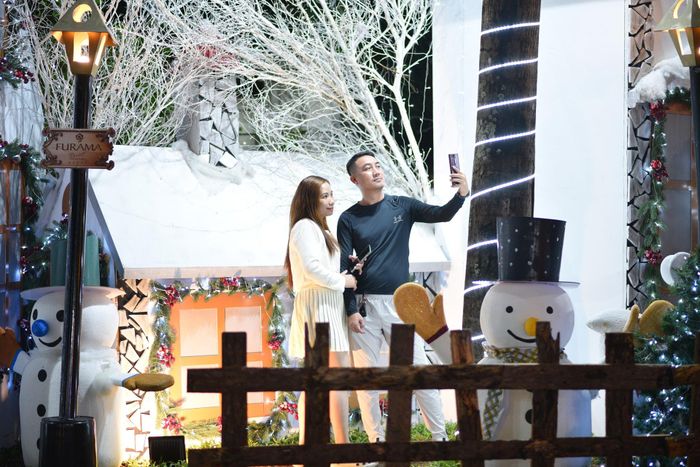 Không gian trang trí Noel tại Furama Resort thu hút người dân, du khách đến check-in mỗi tối. Ảnh: HOÀNG DŨNG