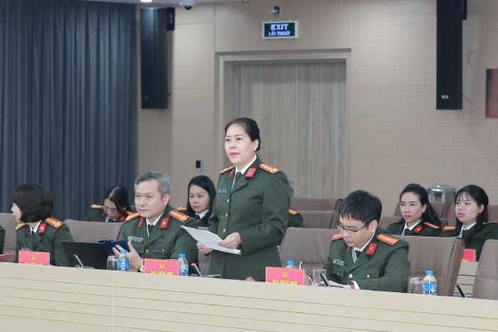 Các đại biểu tham dự hội thảo phát biểu tham luận.