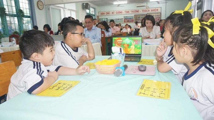  Trong tiết học, các em sử dụng máy tính theo dõi bức tranh để tìm ra phép trừ phù hợp. Ảnh: NGUYỄN QUYÊN 