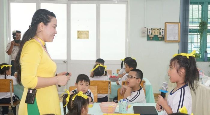  Trong tiết học của mình, cô giáo Nguyễn Thị Tài Linh đã ứng dụng AI khiến học sinh cảm thấy thú vị. Ảnh minh họa: NGUYỄN QUYÊN 