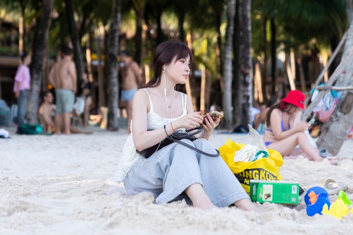 Đây là mùa đông thứ hai Quỳnh Trang cùng gia đình - hiện sống tại Ba Lan - chọn Phú Quốc để nghỉ dưỡng. Theo cô, trong khi châu Âu chìm trong sương mù và giá rét, đảo ngọc lại ngập tràn nắng ấm. "Phú Quốc liên tục xuất hiện trên các bảng xếp hạng quốc tế nên ngày càng nổi tiếng, vì thế việc nơi đây đầy ắp khách ngoại cũng không quá bất ngờ", Trang chia sẻ. Trở lại sau một năm, cô ấn tượng với tốc độ phát triển của hòn đảo: hạ tầng, resort và các dịch vụ trải nghiệm mới xuất hiện ngày càng nhiều. Giá cả có tăng nhưng không đáng kể.