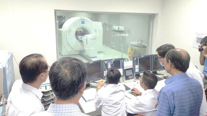  Các bác sĩ xem, phân tích kết quả thực hiện kỹ thuật chụp PET-CT, tại Bệnh viện Ung bướu Kiên Giang. (Ảnh minh họa). 