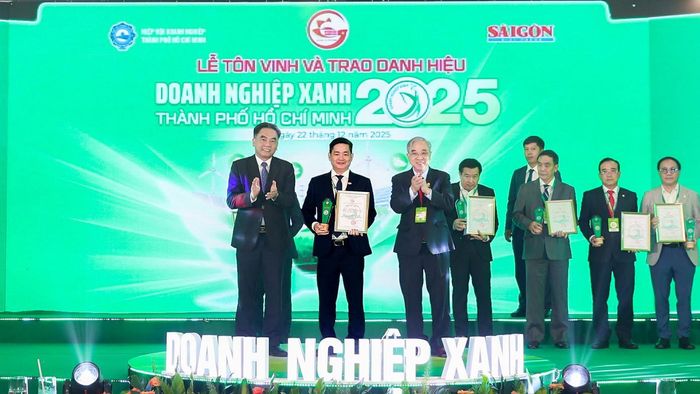  Ông Lâm Quốc Thanh - Tổng Giám đốc SATRA vinh dự nhận danh hiệu Doanh nghiệp Xanh 2025 