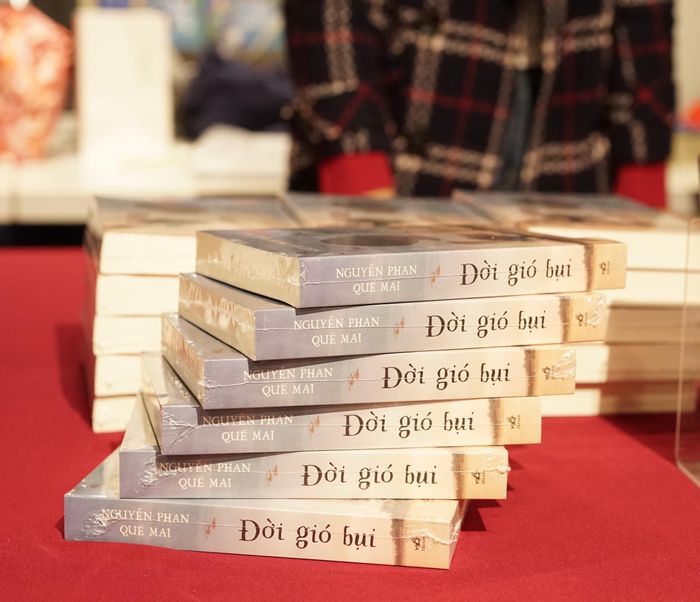 Tiểu thuyết "Đời gió bụi" của nhà văn Nguyễn Phan Quế Mai vừa phát hành tại Việt Nam trung tuần tháng 12. Ảnh: NVCC