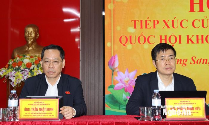 Các đại biểu Quốc hội tỉnh tiếp xúc cử tri. Ảnh: Hồng Sơn