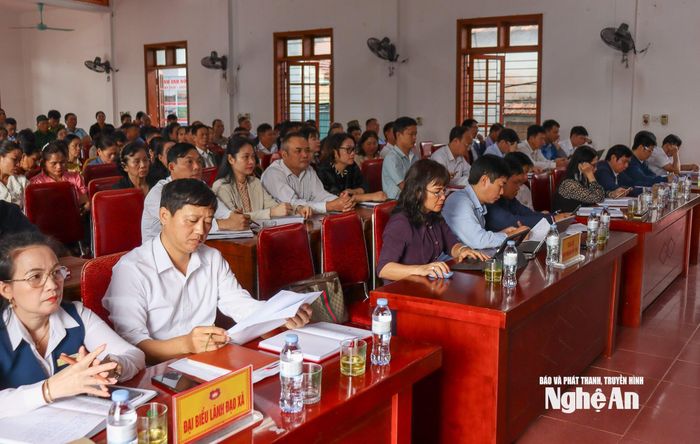 Các đại biểu tham dự hội nghị tiếp xúc cử tri. Ảnh: Hồng Sơn