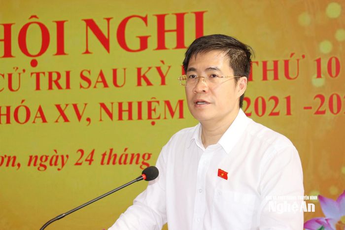 Đại biểu Quốc hội Hoàng Minh Hiếu tiếp thu các ý kiến, kiến nghị của cử tri. Ảnh: Hồng Sơn