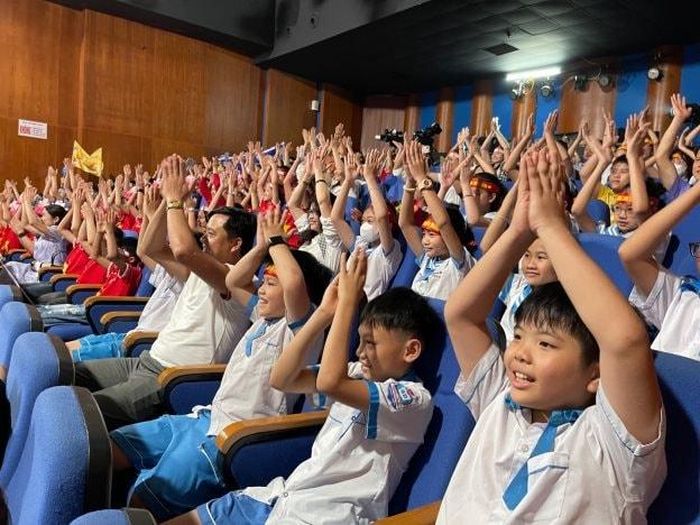 English Challenge thu hút sự quan tâm của đông đảo học sinh, phụ huynh với những phần thi gay cấn, bùng nổ. Ảnh: Phan Linh