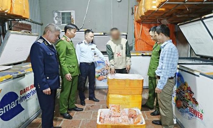 Toàn bộ số thực phẩm không rõ nguồn gốc được tiêu hủy theo quy định.