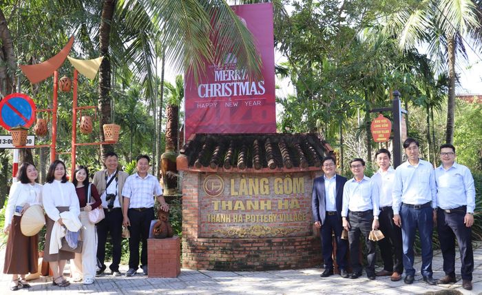 Đoàn khảo sát tại làng gốm Thanh Hà. Ảnh: NGỌC HÀ