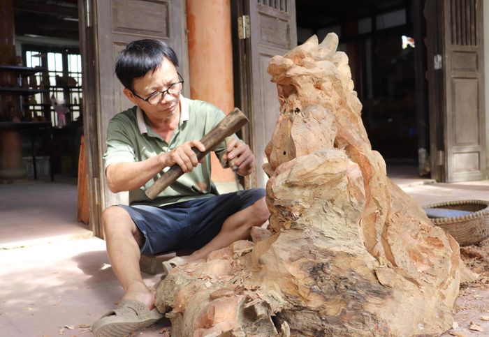 Nghệ nhân tại làng mộc Kim Bồng. Ảnh: NGỌC HÀ