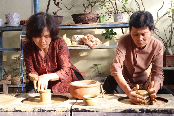 Nghệ nhân tại làng gốm Thanh Hà. Ảnh: NGỌC HÀ