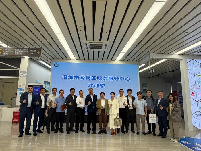 Đoàn công tác thành phố Đà Nẵng khảo sát mô hình tại Trung tâm hành chính công quận Long Cương. Ảnh: HỒNG HẠNH