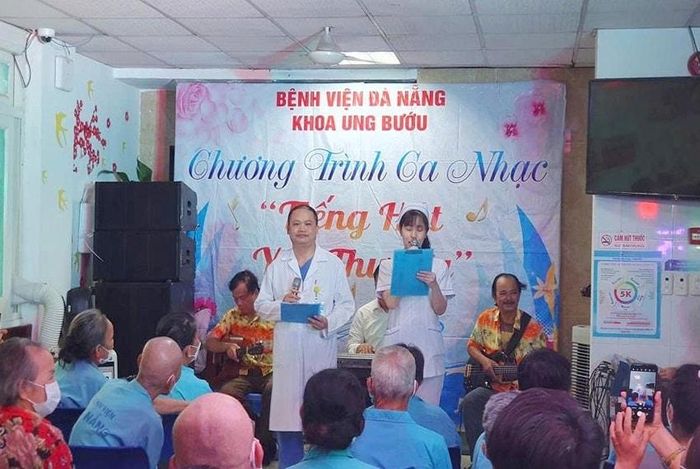 Một đêm nhạc “Tiếng hát yêu thương” tại Bệnh viện Đà Nẵng. Ảnh: HOÀNG THANH TÌNH