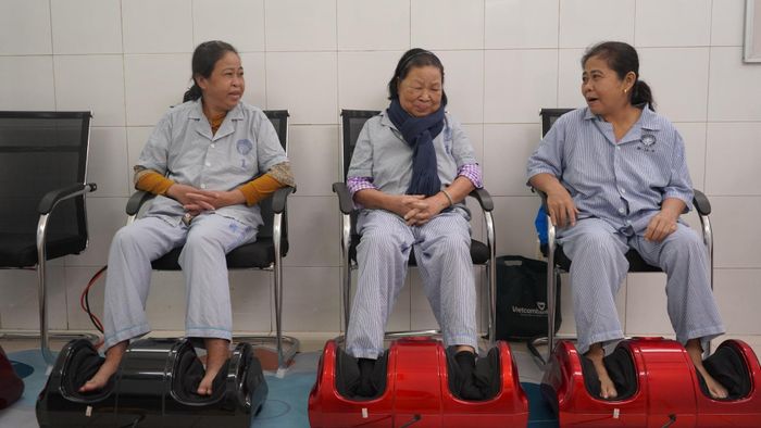 Bệnh nhân tại Khoa Thận nhân tạo thư giãn với máy massage chân trong lúc chờ đến ca chạy thận. Ảnh: TRÂM ANH