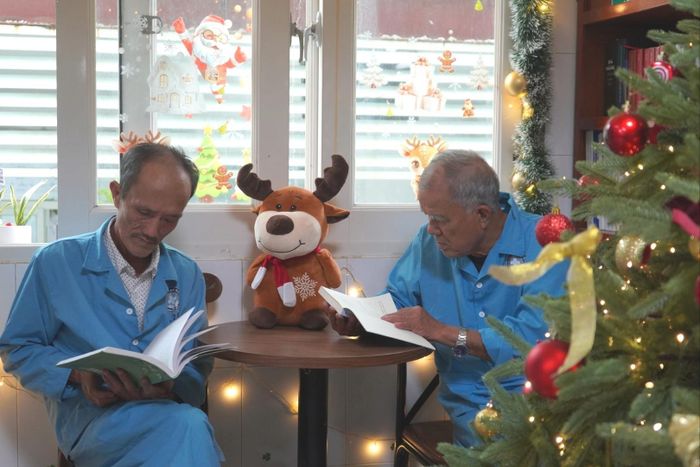 Góc đọc sách tại Khoa Ung bướu là nơi nhiều bệnh nhân tìm đến trong thời gian chờ điều trị. Ảnh: TRÂM ANH