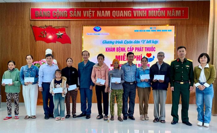 Đoàn công tác trao tặng quà cho các hộ gia đình có hoàn cảnh đặc biệt khó khăn. Ảnh: XUÂN TRINH