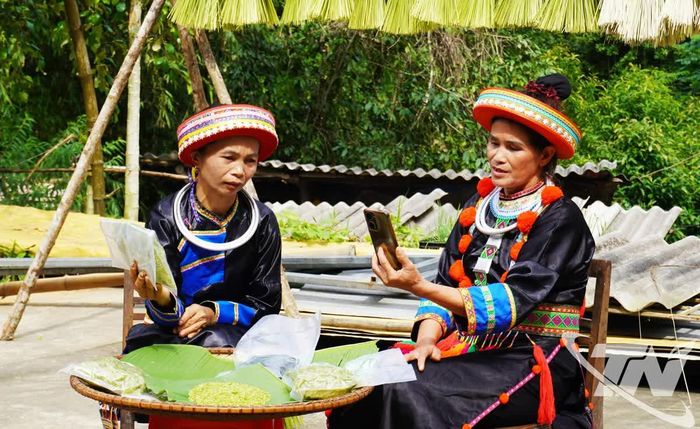 Bà Đặng Thị Thái, ở thôn Thủy Điện (xã Phủ Thông) livestream giới thiệu sản phẩm cốm của gia đình.