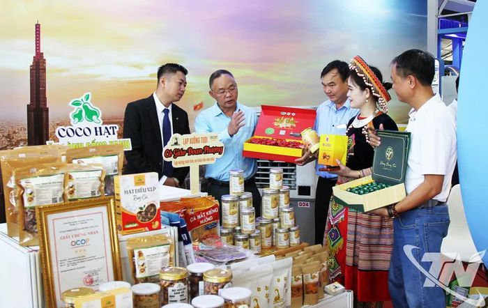 Cùng với phát triển thương mại điện tử, hoạt động xúc tiến thương mại cho nông sản bản địa Thái Nguyên được chú trọng thực hiện. Trong ảnh: Tỉnh Thái Nguyên tham gia Tuần lễ sản phẩm OCOP, đặc sản vùng miền và kết nối cung cầu giữa TP. Hồ Chí Minh với các tỉnh, thành phố năm 2025 (diễn ra từ ngày 19 đến 21-12).