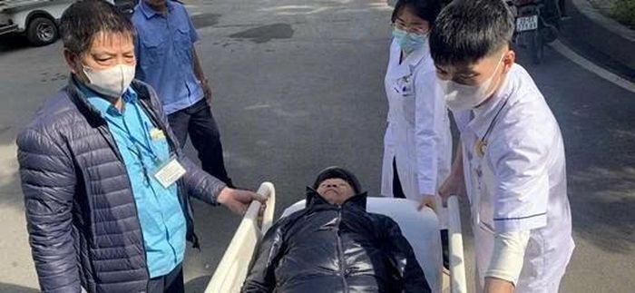 Lái xe Ngô Đình Mão và nhân viên phục vụ Ngô Văn Tám của tuyến buýt 38 – Xí nghiệp Xe khách Nam Hà Nội.